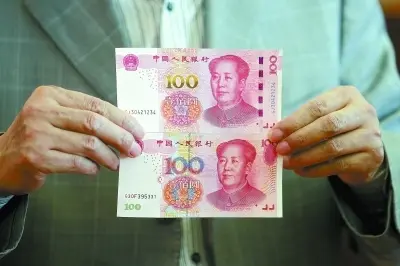 2020年新钱图片中国,2020年新钱图片 中国印钞造币总公司技术总监邵国伟在他的办公室展示新版百元钞票(上)