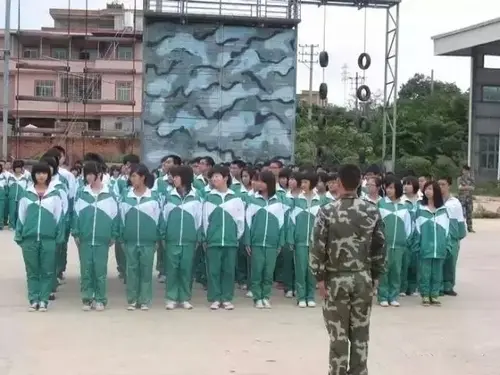五中校服: 电教楼旁边的小楼梯,顶部自然是所谓的表白墙…&