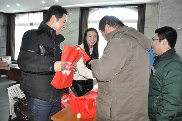 派发礼品