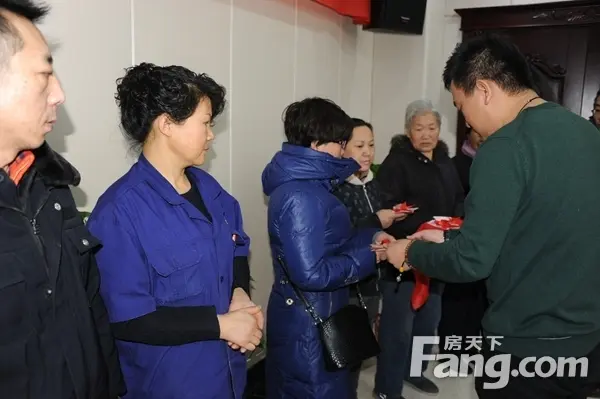 兰州亚太公司举行"迎新春送温暖"慰问困难职工及业主