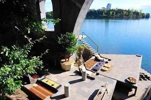 雨季的青庐杨丽萍月亮宫设计师自建玻璃城堡