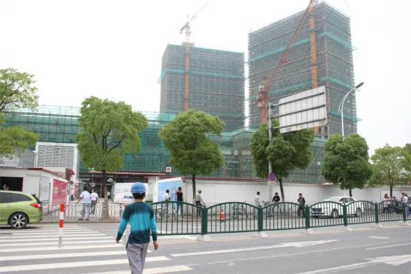 商业主要集中在2号线唐镇 站.