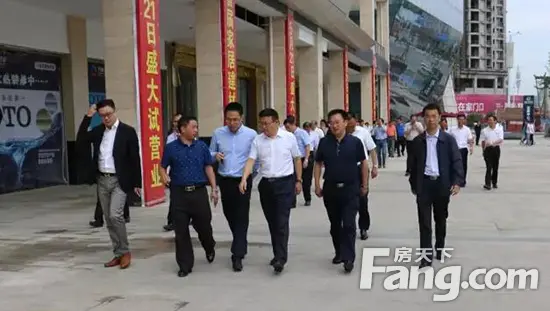 图为遵义市人民政府副市长刘兴万莅临万豪世贸城调研.