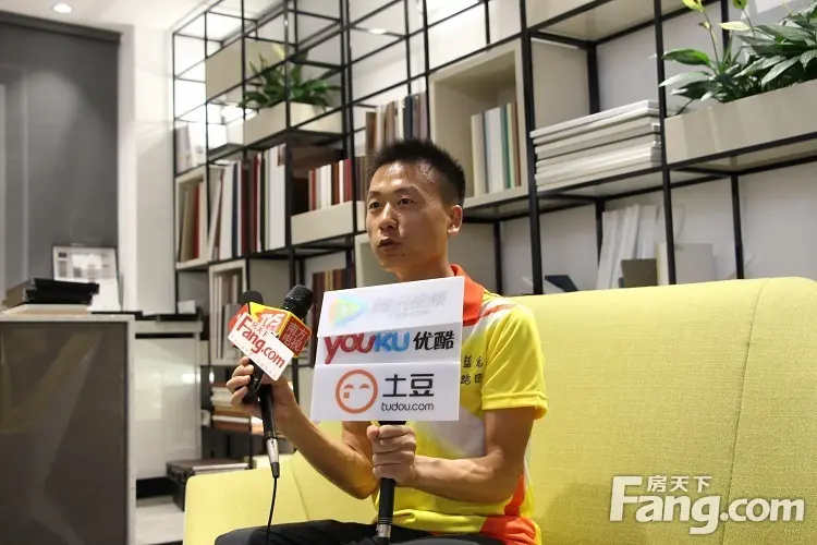 广东蓝兔城市跑团副团长斯国松接受媒体采访
