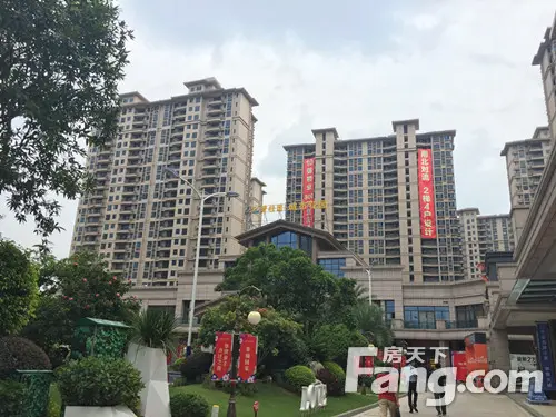 抱团相拥,看看谁占优从卫星航拍图可见,广州中航城,碧桂园城市花园