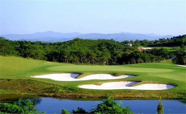 度假区内拥有黄山高尔夫酒店(五星级),黄山涵月楼酒店(超五星级)