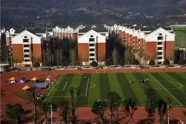 也不仅仅是只有单一*功能的职教园,而是通过其把整个巴南建设起来