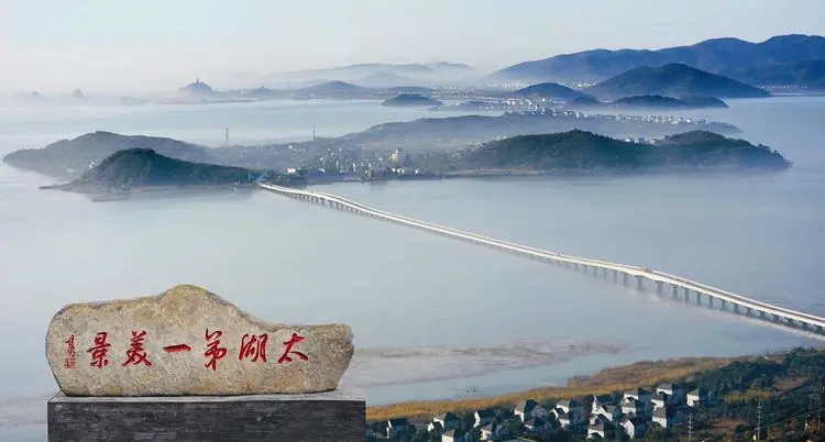 湖泊景色迷人,形成了苏州太湖风景区,成为了假日里游客络绎不绝的观光