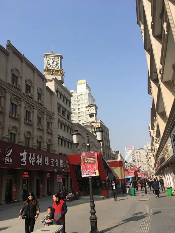 12月6日,南昌市胜利路步行街,地下商业街出入口吸引了过往市民的目光.