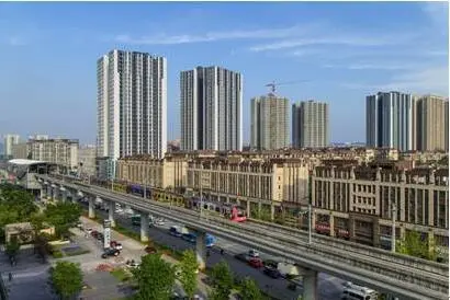 地处轻轨尖顶坡站,人潮汇集