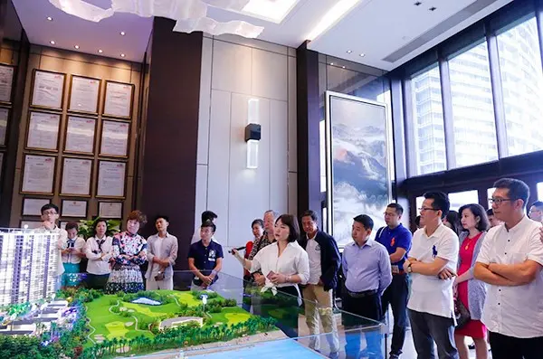 三亚中信投资有限公司总经理王亚楠为嘉宾介绍项目详情
