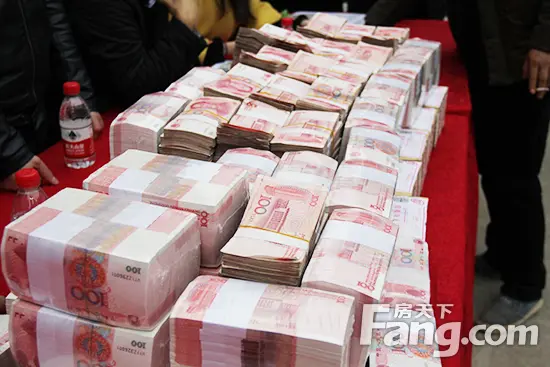 南湖壹号售楼中心外一片热闹,1500万元现金整整齐齐地摆放在长形桌上