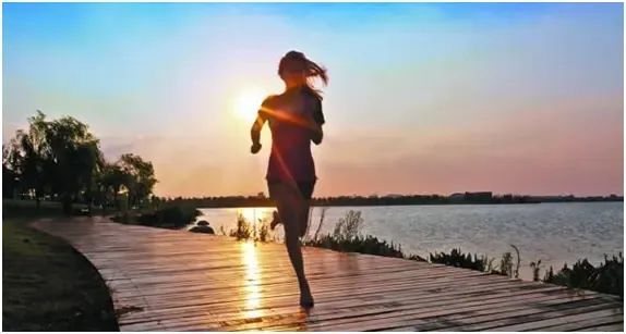 骑行河边,与自然共舞的悠闲时光