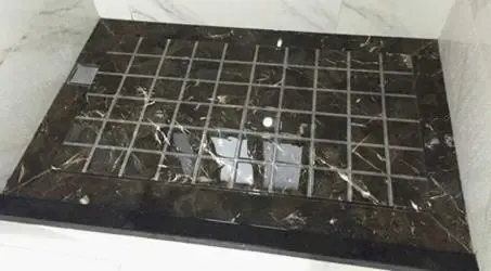 防滑设计,保障淋浴安全 淋浴间地板采用防滑石板,设置排水沟,防滑放