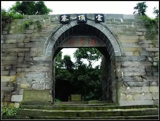 风景区包括鹅洞飞瀑,古牌坊群,云峰关,云顶寨,云顶场,圣灯山及古宇湖