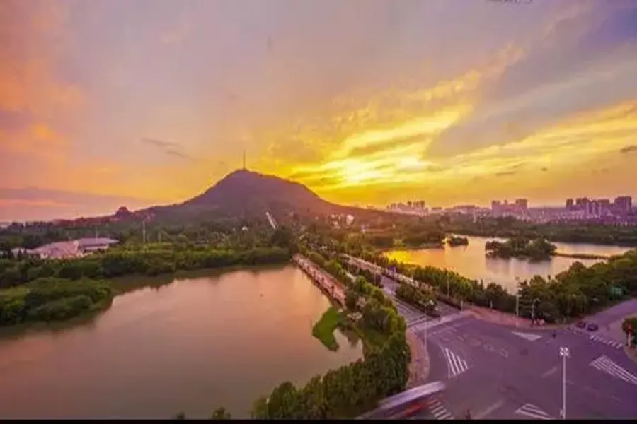 在合肥,有着全国唯一坐落在省会城市的淡水湖,叫巢湖.