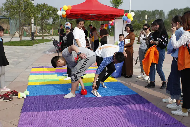 这回,我们准备了指压板跳绳游戏 每每跃起一次都让人五味杂陈 这"酸