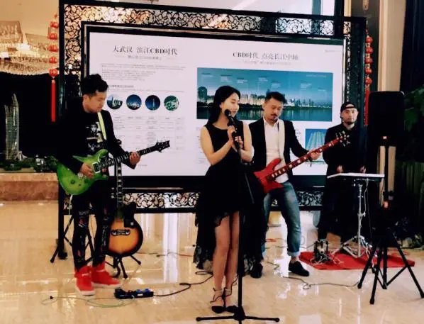 营销中心,在高大轩敞的空间里面,一支四人爵士乐队演奏着优雅的曲调