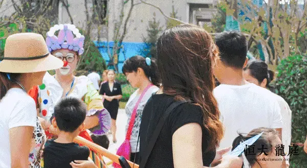置身恒大龙庭将一片深海汇聚在手 活动现场 人流涌动 大家争相把创意