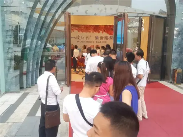 火热的七月盛夏 万众期待之中 桂林万达城栖霞府今日盛大开盘 烈日