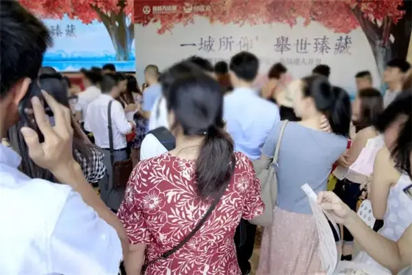 火热的七月盛夏 万众期待之中 桂林万达城栖霞府今日盛大开盘 烈日