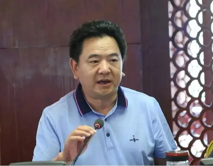 赵中柱副会长宣读《大理州房地产业协会诚信公约》