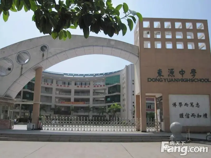 东源中学是一所新兴的高起点高级中学,是河源市第一间推行军营式