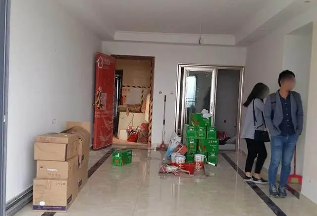 客厅地砖铺设时老师傅坚持要走波导线,成本上去了我还感谢他!