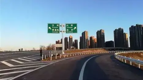 京秦高速公路京冀,冀津接线段全长5公里,设特大桥1座(京冀交界处潮白