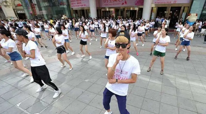 火速围观!溧阳街头有人在巡游 原因竟是这个