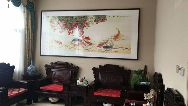 沙发背景墙装饰画 一副花鸟画让客厅魅力十足