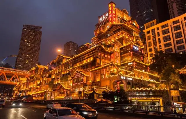 带你云端俯瞰流光溢彩的山城夜景,依山而建的洪崖洞让你置身
