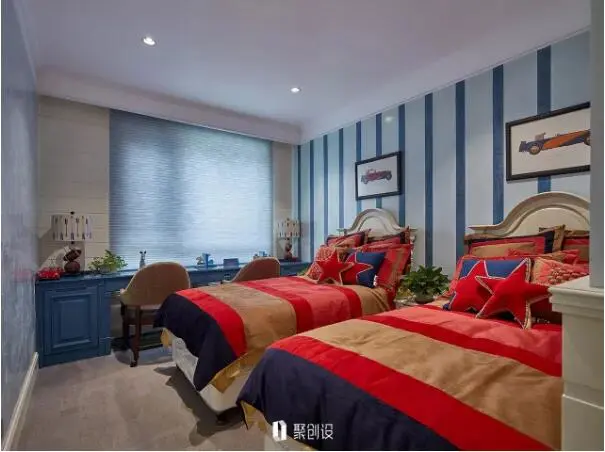 儿童房采用深浅相间的艺术涂料,通过窗户可以看到院内的景象,营造一个