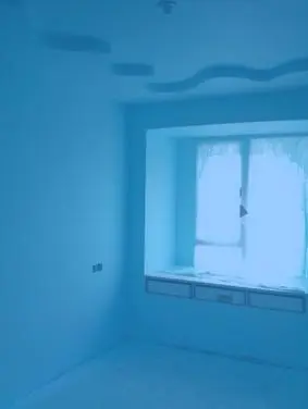 正在喷漆的房间,全都是天蓝色,地中海风格是我的最爱,现在看颜色有点