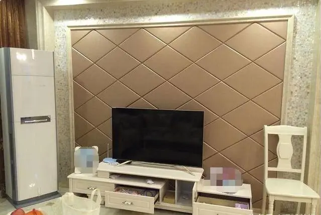 电视墙的用石英石做的边框,中间是香槟色的墙面装饰,色彩搭配时尚大方
