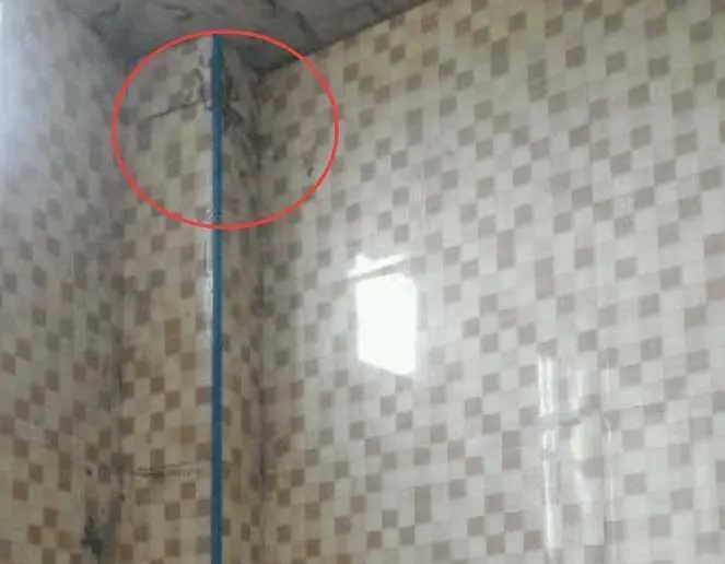 卫生间包水管,师傅说几块瓷砖一根卡条就能解决,简单好看又隔音
