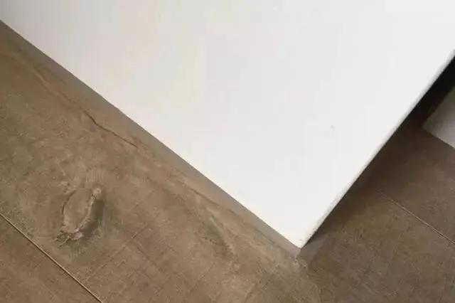 踢脚线明贴还是暗贴老师傅告诉我最好不贴