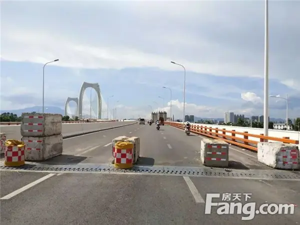 贵港市鲤鱼江大桥半幅通车青云大桥全线通车