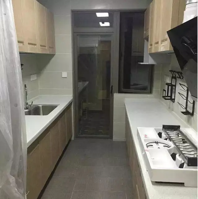厨房的户型是长条型的,为了利用更好利用空间,橱柜做在两两边,中间留