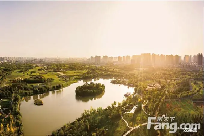 的湖风,穿梭于绿树草丛之中;黄昏时刻,移步换景,看微风吹皱一泓湖水