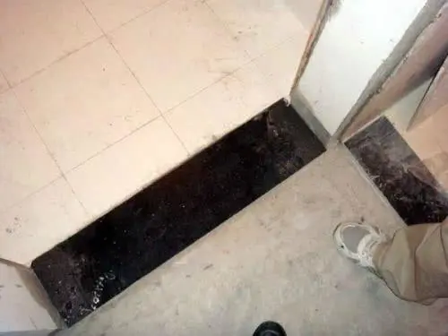据说过门石下得压几块硬币才行?三十年装修老师傅告诉