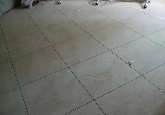 自家装修的惨痛教训,铺地砖一定不要做无缝,入住没多久就后悔了