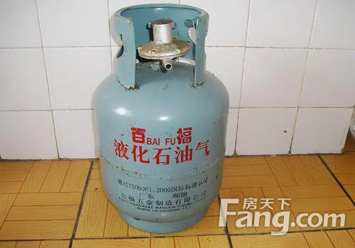 平常家用的液化气罐尺寸一般是周长1.04米,外直经0.33米以及高0.69米.
