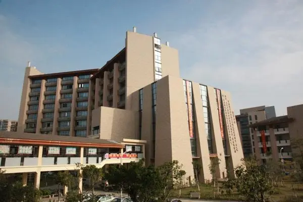 面临大海,毗邻五缘湾大桥,与 音乐学院鼓浪屿钢琴 ,厦门二中高中部