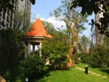 小区生活水平低,物业费便宜,停车方便,离地铁口近。