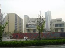 奥体板块,顺驰凤凰城,装修通透大三房,户型方正通透,诚心出售