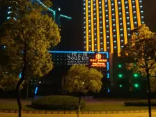 满2年,户型方正,拎包入住不靠马路,前后无挡,居住办公舒适