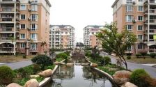 采光充足,户型通透,客厅开间宽敞,居住适宜
