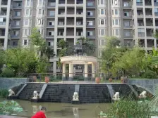 一楼带花园,精装修,小区绿化高,配套齐全,出行方便