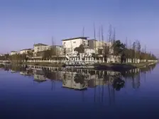 南临河的独栋别墅,南花园200平米以上。